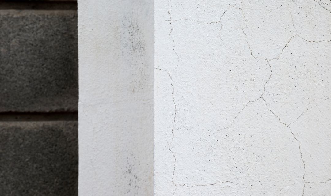 Nahaufnahme eines Risses in der Außenwand
