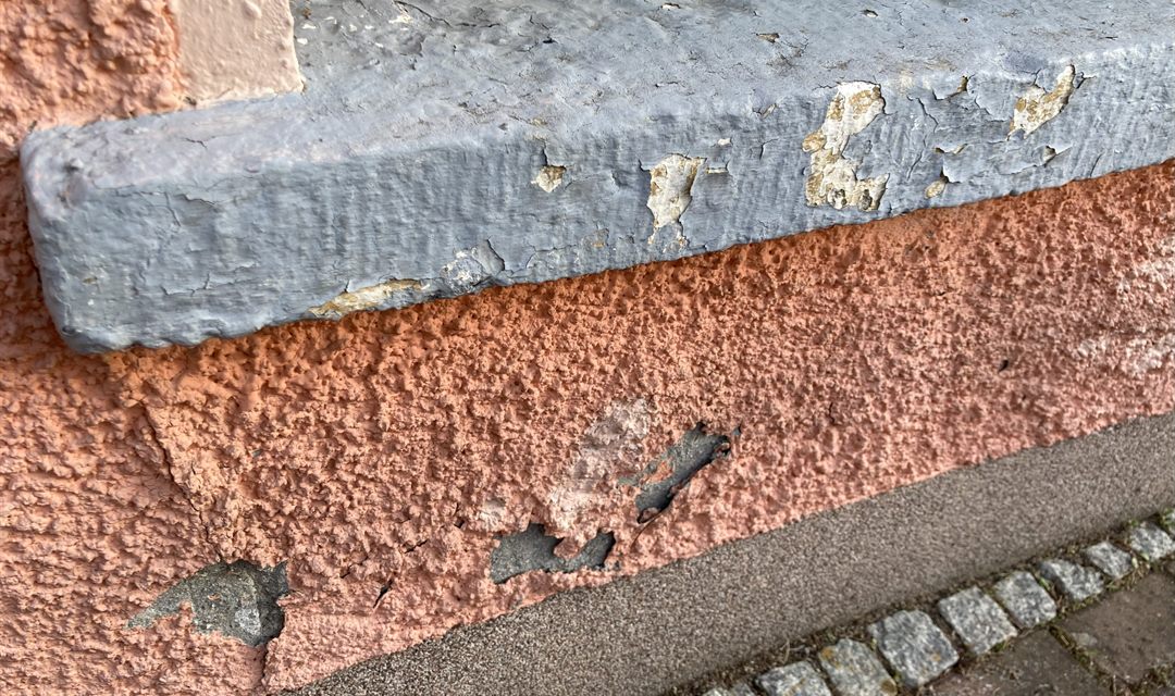 Feuchter Haussockel mit abplatzendem Sockelputz